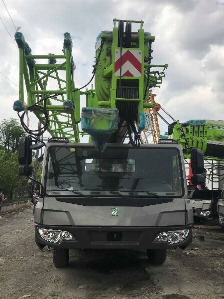 mobile crane QY25 -- Trucks & Buses -- Metro Manila, Philippines